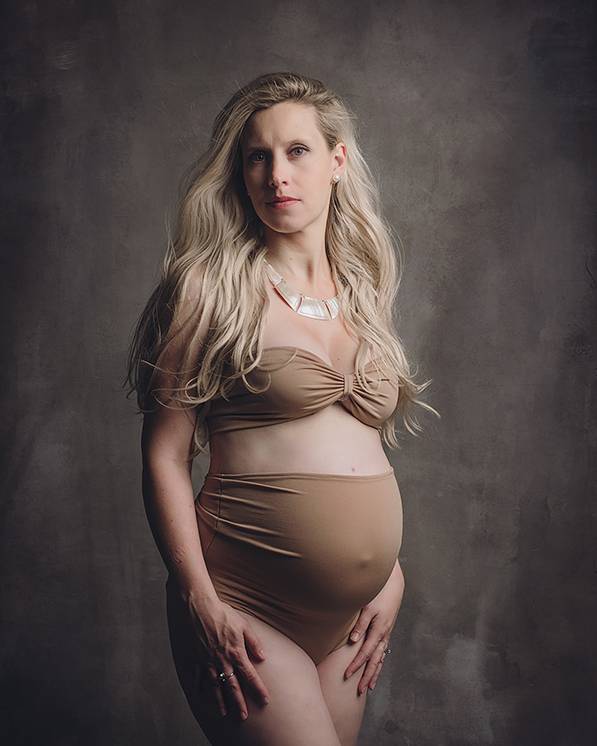 femme enceinte aux cheveux longs