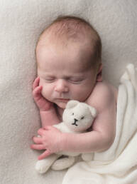 joli bébé avec son petit doudou