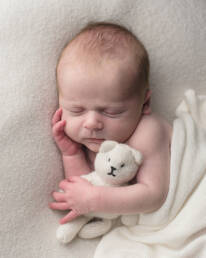 joli bébé avec son petit doudou