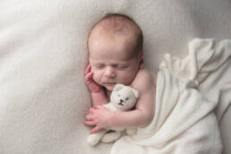 joli bébé avec son petit doudou