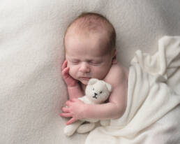 joli bébé avec son petit doudou