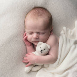 joli bébé avec son petit doudou