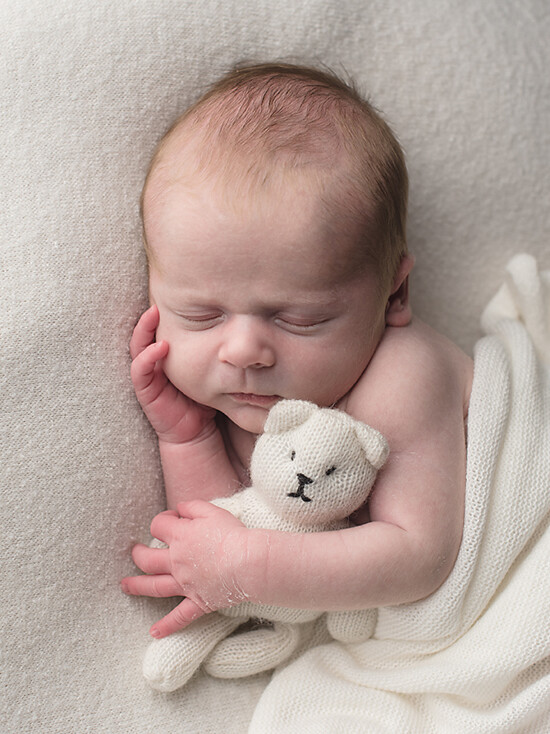 joli bébé avec son petit doudou