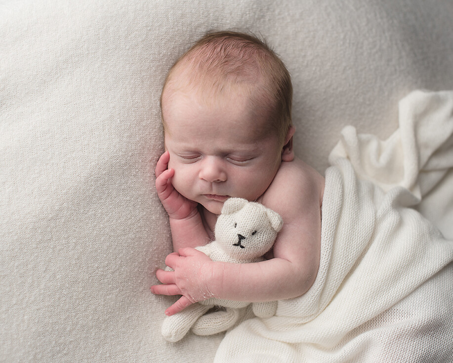 joli bébé avec son petit doudou