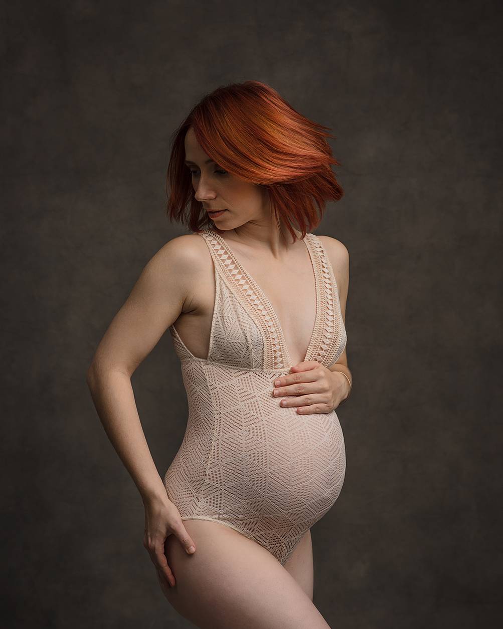 une femme rousse en body en dentelle