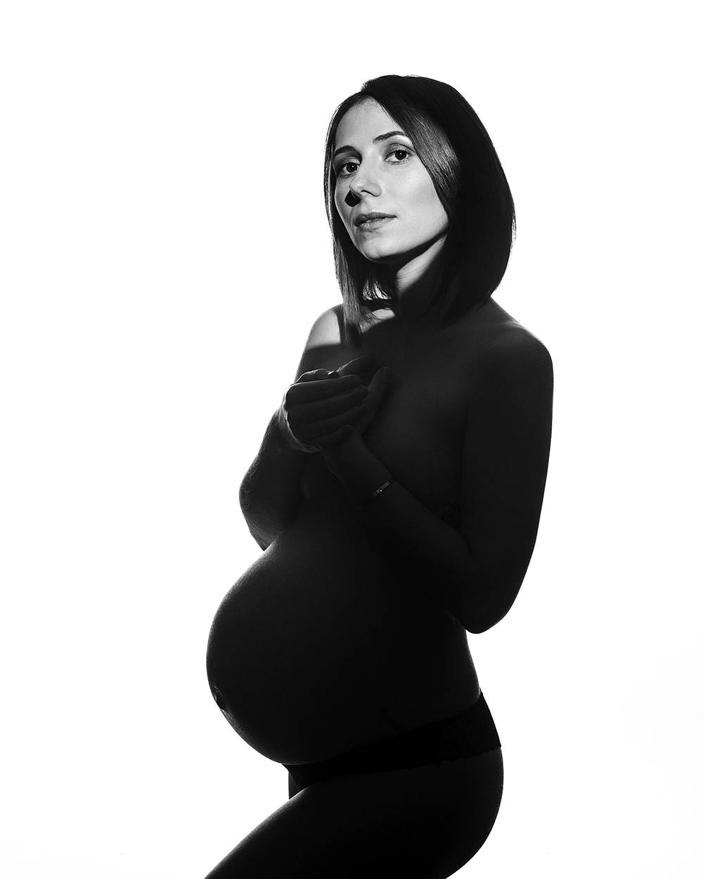 photo de femme enceinte en noir et blanc