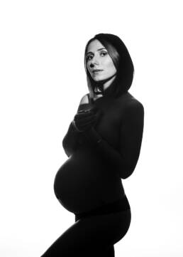 photo de femme enceinte en noir et blanc