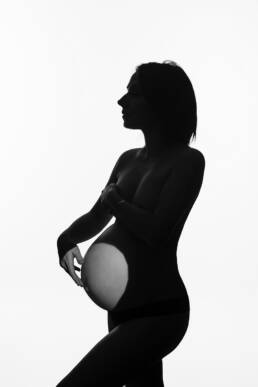 photo de femme enceinte en noir et blanc