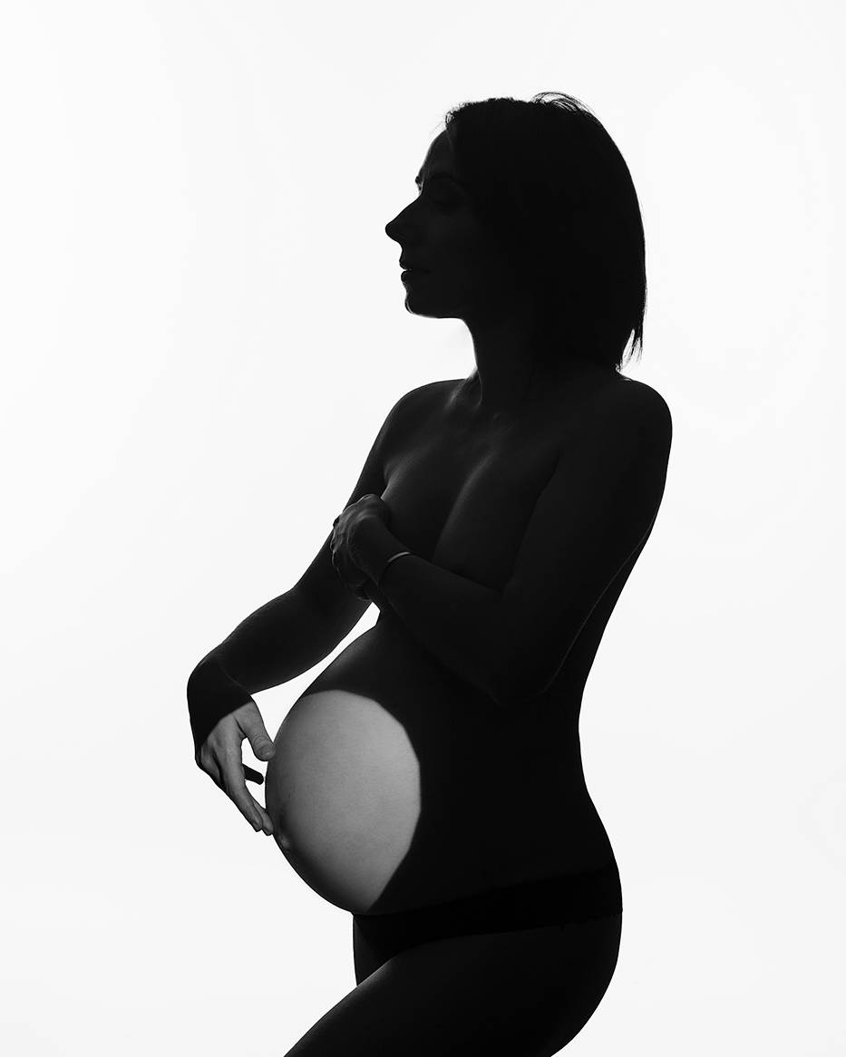 photo de femme enceinte en noir et blanc
