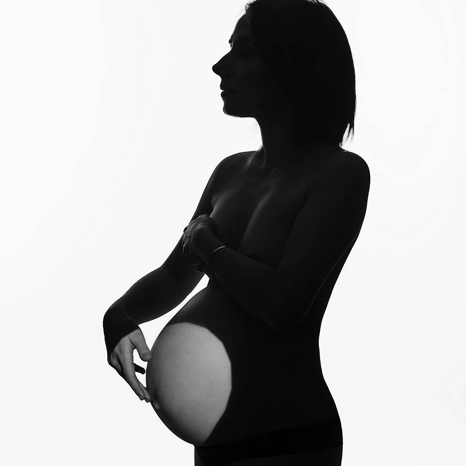 photo de femme enceinte en noir et blanc
