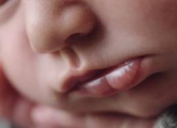 photo macro détail bouche de bébé