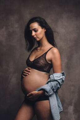 femme enceinte en lingerie