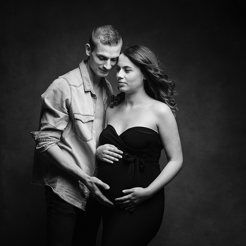 photo noir et blanc de futurs parents