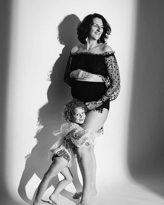 photo d'une maman en culotte de femme enceinte avec son enfant