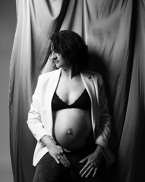 femm enceinte qui porte veste blanche