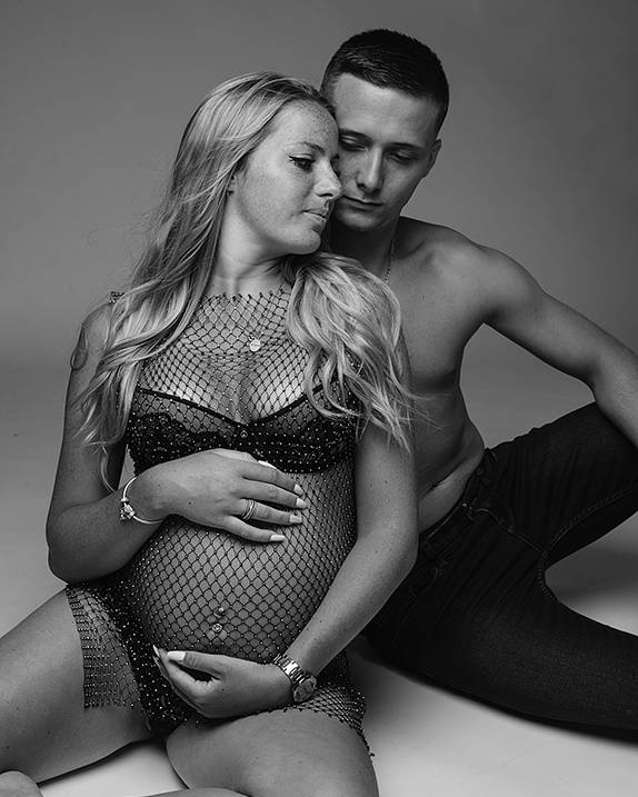 photo de couple sexy en noir et blanc