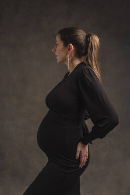 femme enceinte en robe noir élégante