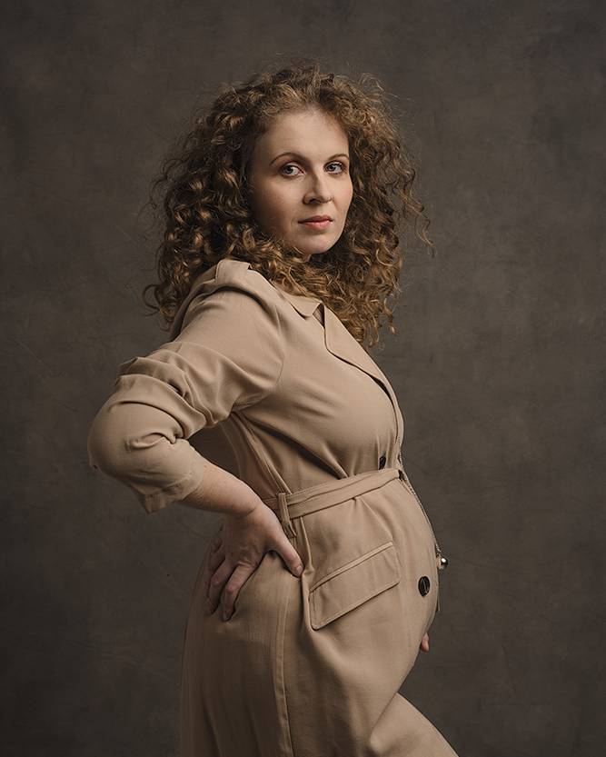 femme enceinte aux cheveux rous blonds bouclés