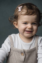 une photo de fille avec une barrette dans les cheveux