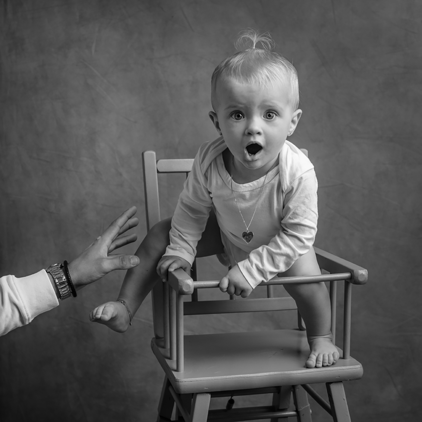 bebe 1 an dans une chaise haute bleu