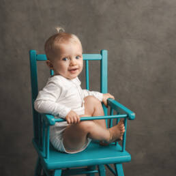 bebe 1 an dans une chaise haute bleu