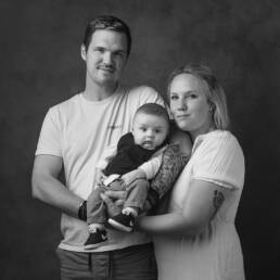 portrait de famille avec un petit garçon de 8 mois