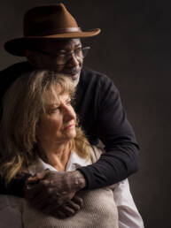 portrait couple mixte amoureux