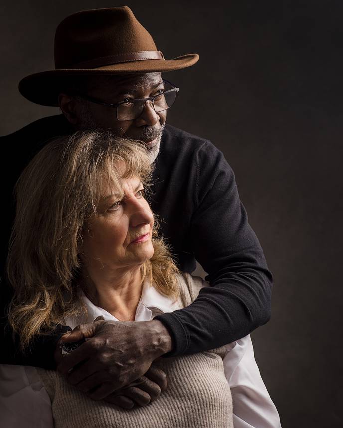 portrait couple mixte amoureux