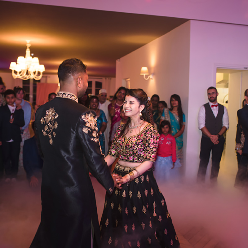 mariés en tenue indienne