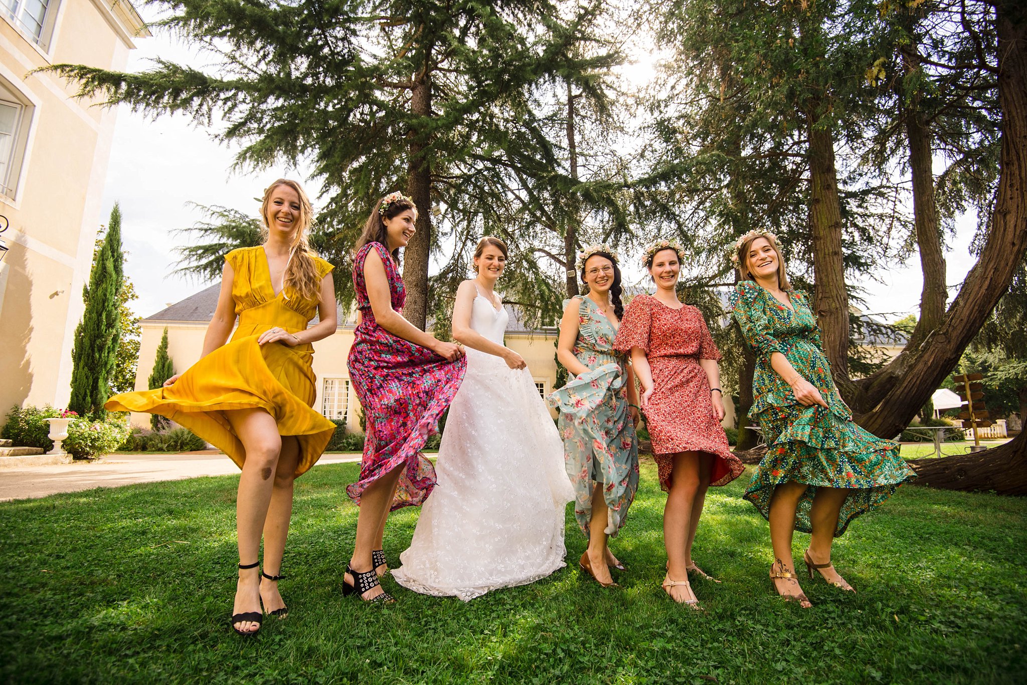 Des témoins de la mariée s'éclatent au mariage au château de la Vaudère à Parigné l'Evêque